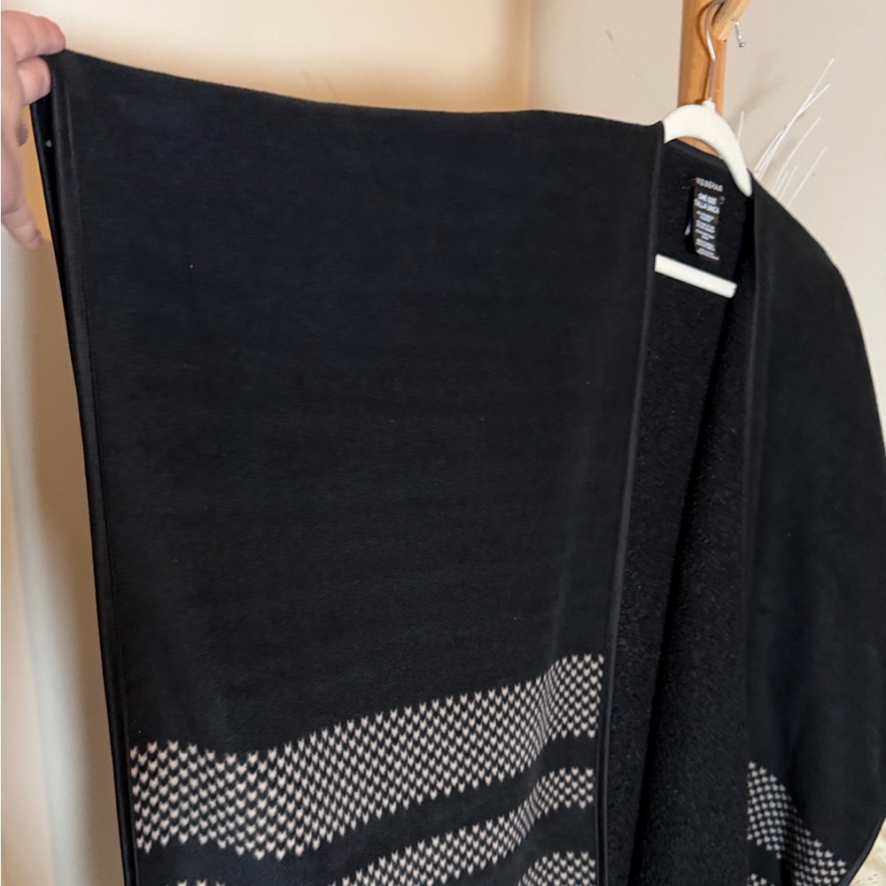 Ike Behar One Size Black Open Front Wrap w/Geometric Pattern. Very soft Fleece! - Picture 2 of 7